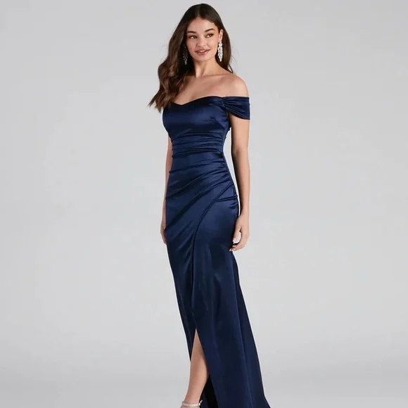 white christmas dresses Windsor Tricia V-Neck Slit Mermaid Formal Dress in Black | Size: Xs